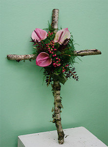 Kompozycje żałobne - krzyż z różowymi kwiatami