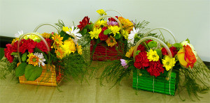 Kolorowe kwiaty w koszyczkach