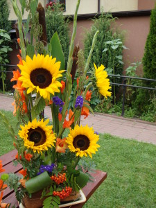 Letnia kompozycja florystyczna - słoneczniki w naczyniu