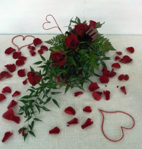 dekoracja na walentynki na stół z płatkami róż