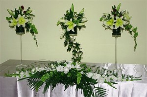 Dekoracje kwiatowe sal weselnych - stojaki z kwiatami