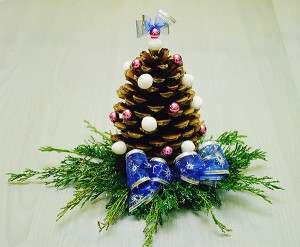dekoracje bożonarodzeniowe - stroik z niebieską kokardą