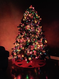 choinka świąteczna oświetlona lampkami