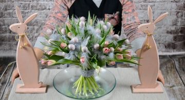 wiosenno-wielkanocny bukiet z tulipanami
