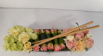 dekoracja stołu kwiatowe sushi z pałczkami