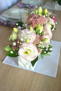 Dekoracja stołu na chrzciny - kwiaty