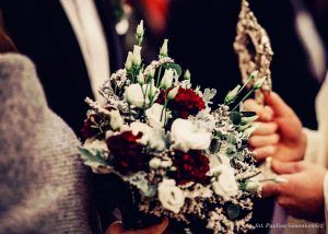 zimowy ślub - purpurowe kwiaty