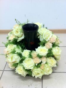 Florystyczna dekoracja wazonu z białych róż