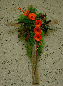 Wieniec pogrzebowy - krzyż z kwiatami pomarańczowymi