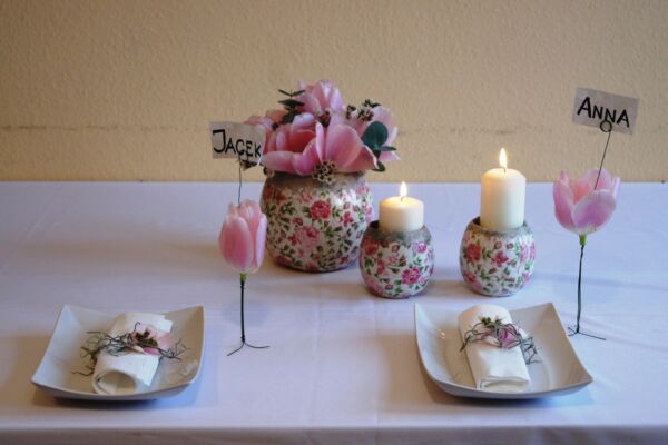 Biało-różowa dekoracja stołu z imionami