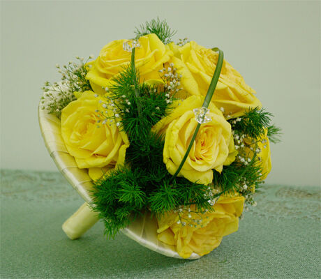 bukiet do ślubu na kryzie z żółtych róż
