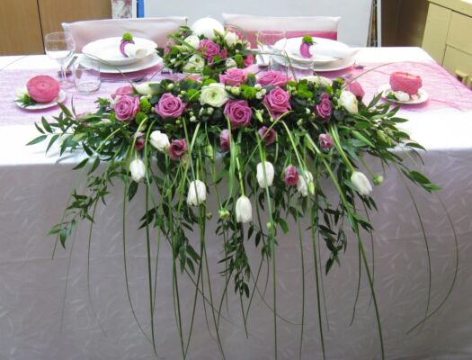 Bukiet spływający na stół z róż i tulipanów