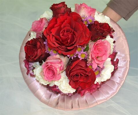 bukiet ślubny na kryzie z rózami