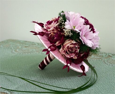 bukiet ślubny różowy z wstążkami