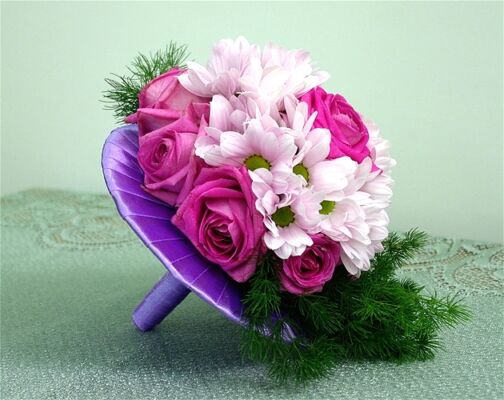 bukiet ślubny z fioletowymi różami