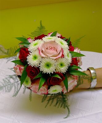 bukiet ślubny z różami biało-czerwony