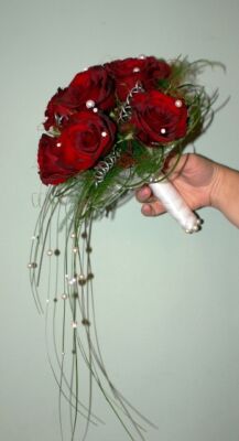 Bukiet ślubny z różami i perłami