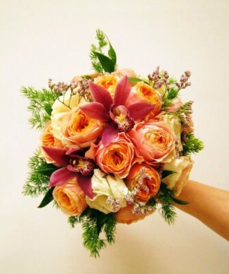 bukiet ślubny ze storczykiem i różami