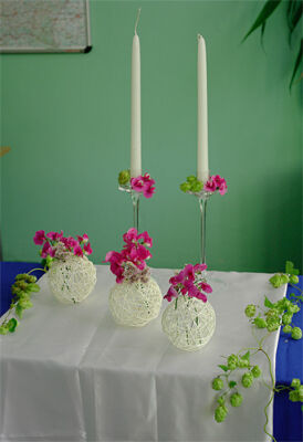Dekoracja sali weselnej - świece i kule na stół