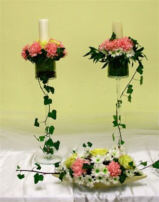 Dekoracja sali weselnej - świece i kwiaty