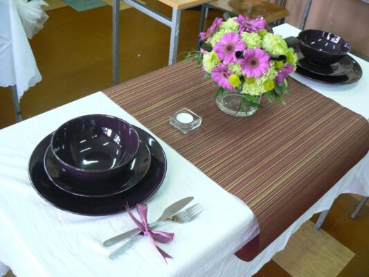 dekoracja stołu w tonacji fioletowo-zielonej