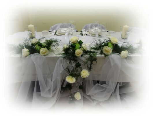 Dekoracja stołu z białymi różami