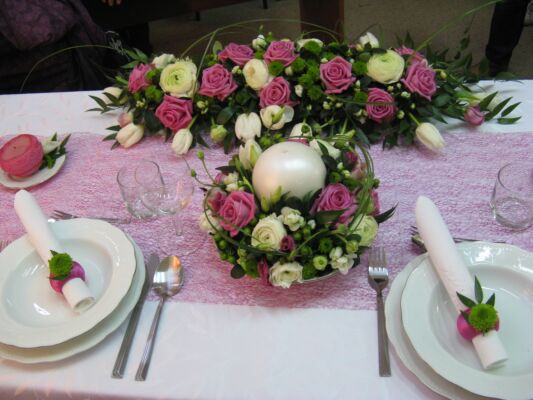 Dekoracje stołu z róż i tulipanów