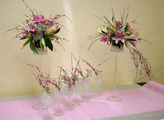 Kieliszki z kwiatami na stół weselny