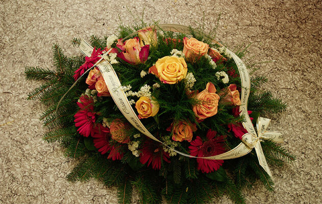 Pogrzebowa wiązanka z róż i gerberów