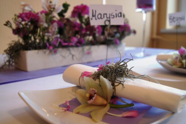 Romantyczna kwiatowa dekoracja stołu
