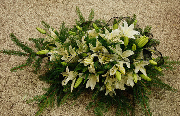 Wiązanka pogrzebowa z białych lilii