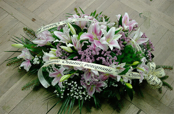 Wiązanka pogrzebowa z białymi liliami