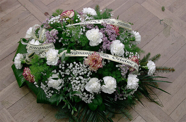 Wiązanka pogrzebowa z białą wstążką