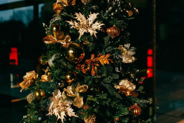 Choinka świąteczna - złote, modne ozdoby