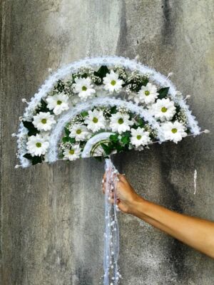 Wachlarz ślubny z białymi kwiatami